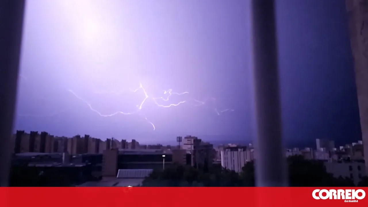 Autumn makes itself felt! Seven mainland districts under yellow warning for thunderstorms on Monday