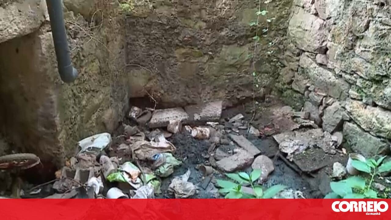 Open-air sewage in abandoned house causes flooding in a home in Vila Nova de Gaia