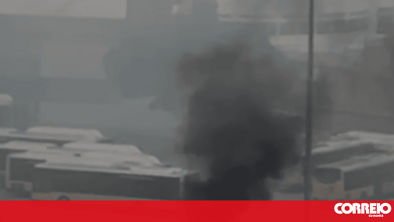 Fire consumes Carris bus in Miraflores car park