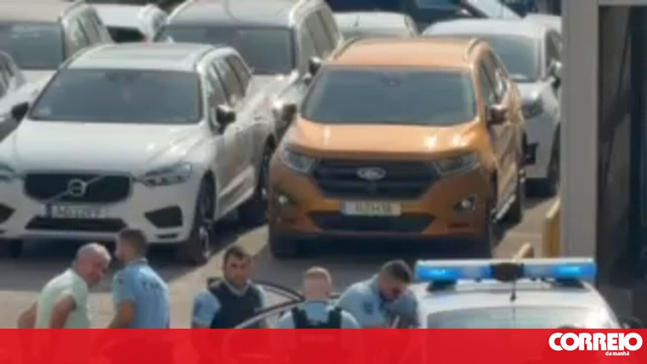 Man bites three people and flees naked through the streets of Almada
