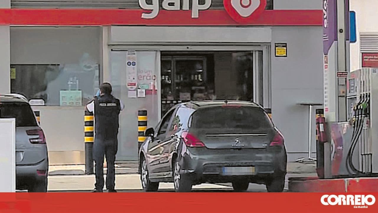 Armed motorcyclist robs A33 toll station and flees with 900 euros in cash