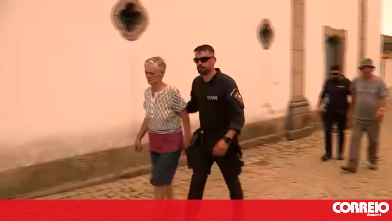 Villages evacuated by the GNR in Mirandela. Flames threaten houses