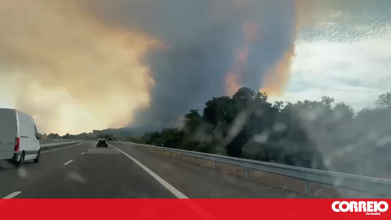 Fire in Chaves approaches the A24. More than 100 personnel are fighting the flames