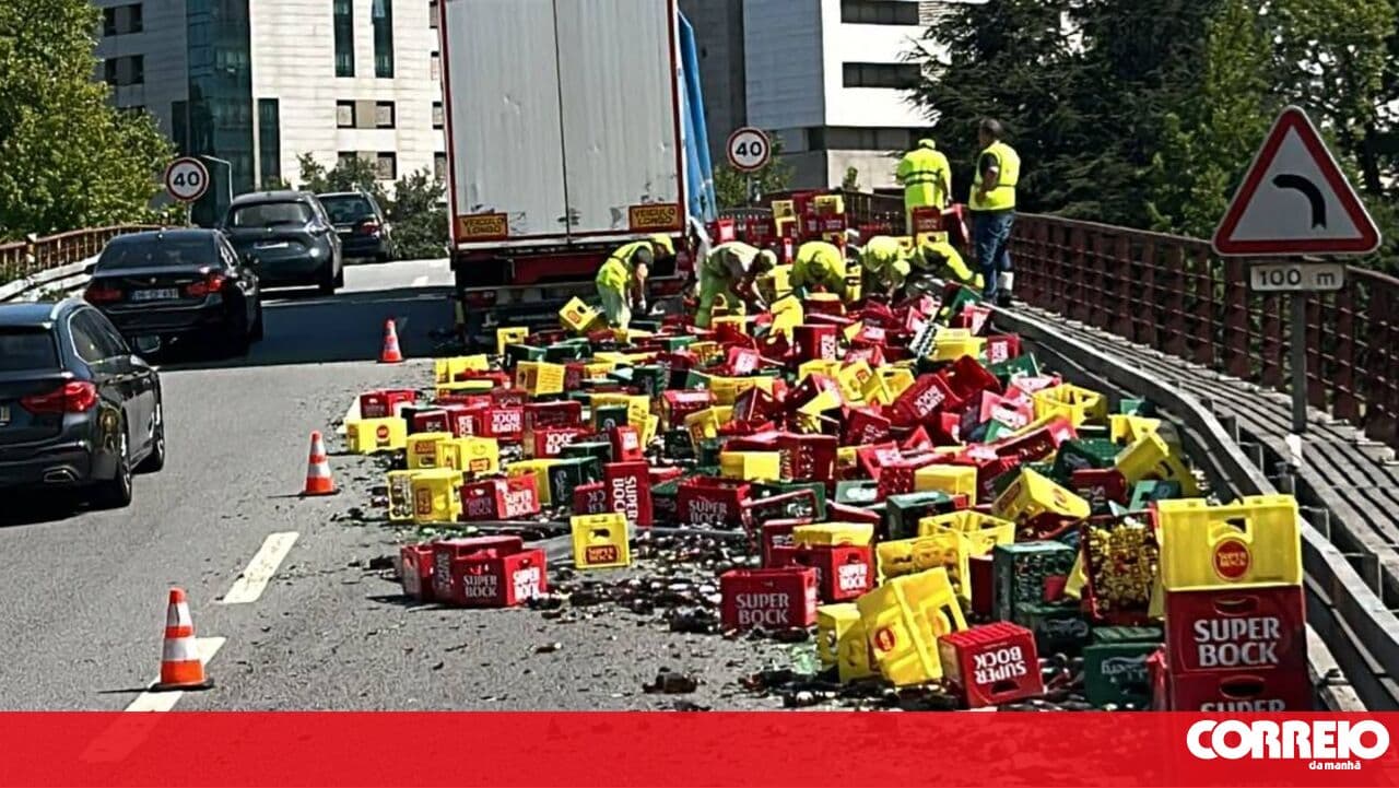 Loose truck latch leaves dozens of beer bottles scattered on an avenue in Porto