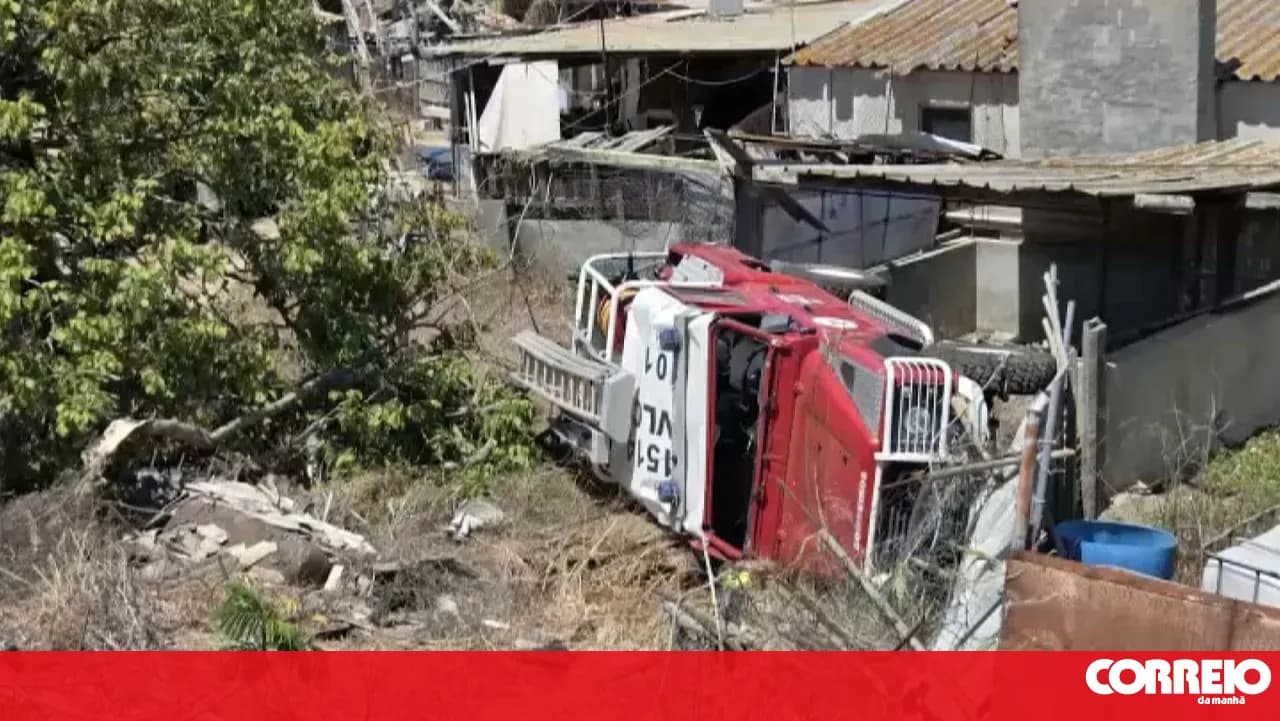 Two firefighters injured in fire engine crash in Sines