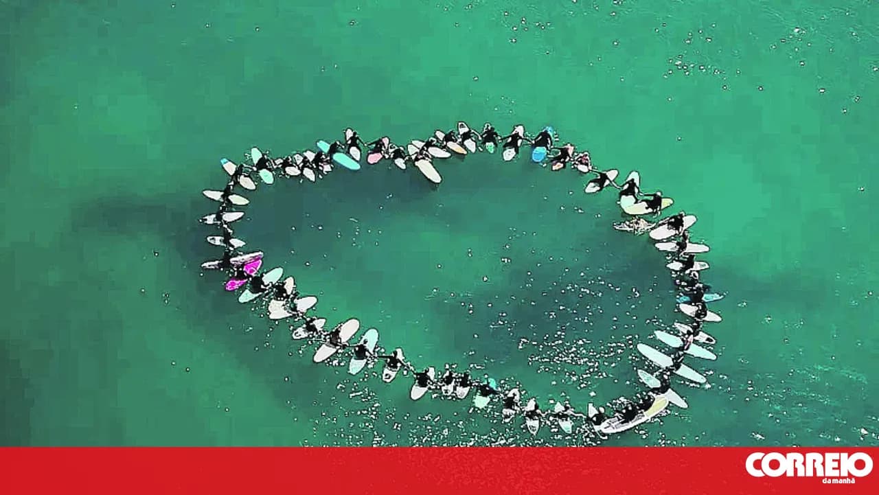 Surfing community pays tribute to young man missing at sea in Aljezur