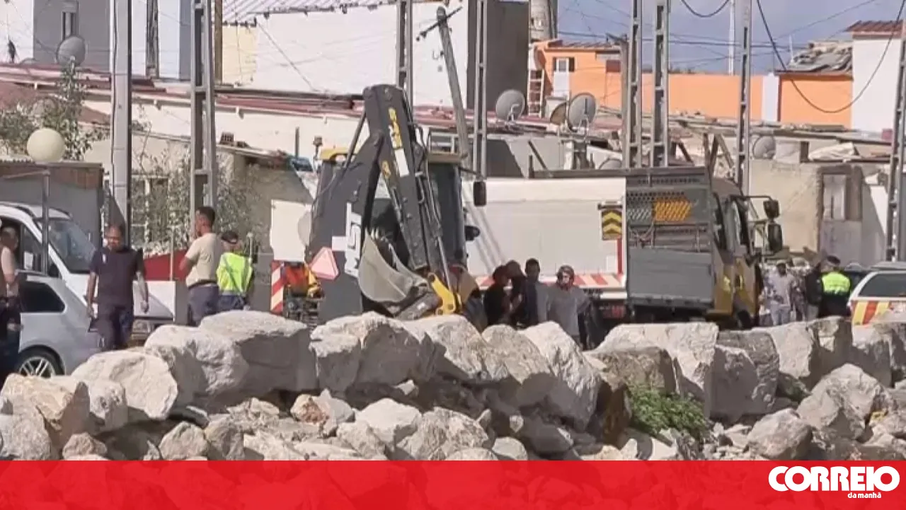 Family barricades themselves in Almada home to prevent demolition