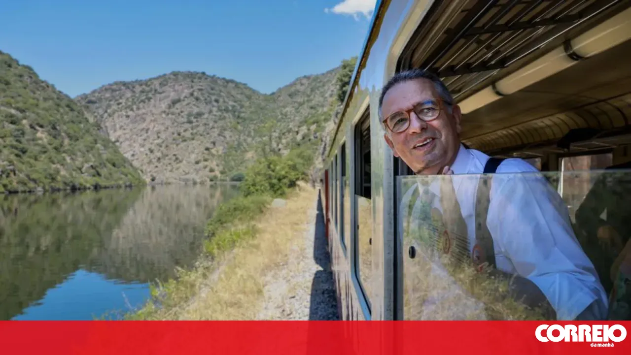 President of the Republic departs by train from Pinhão along the Douro Line