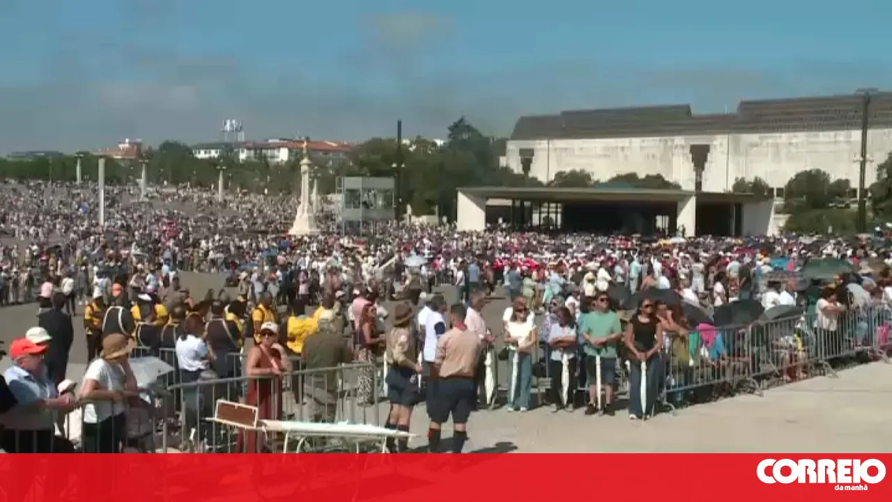 Pilgrims offer wheat to the Sanctuary of Fátima