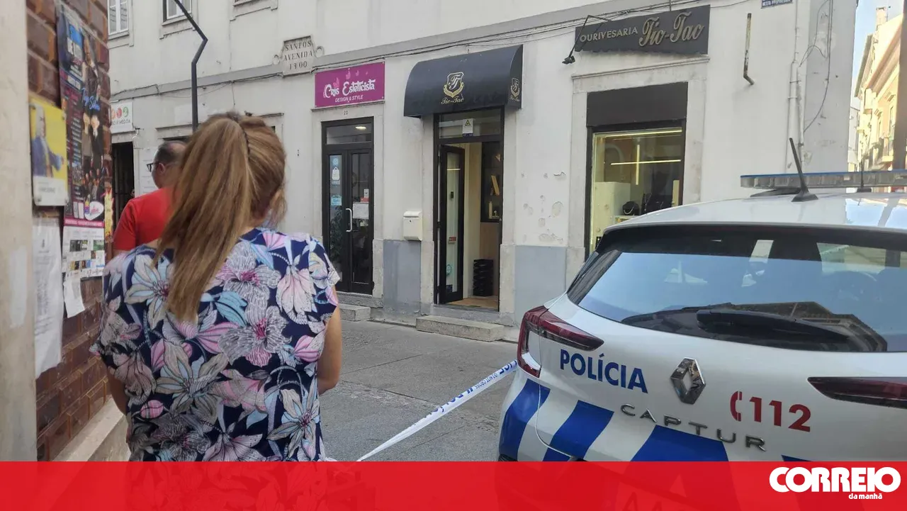 Jewellery store robbed at gunpoint in Pombal. Suspects on the run