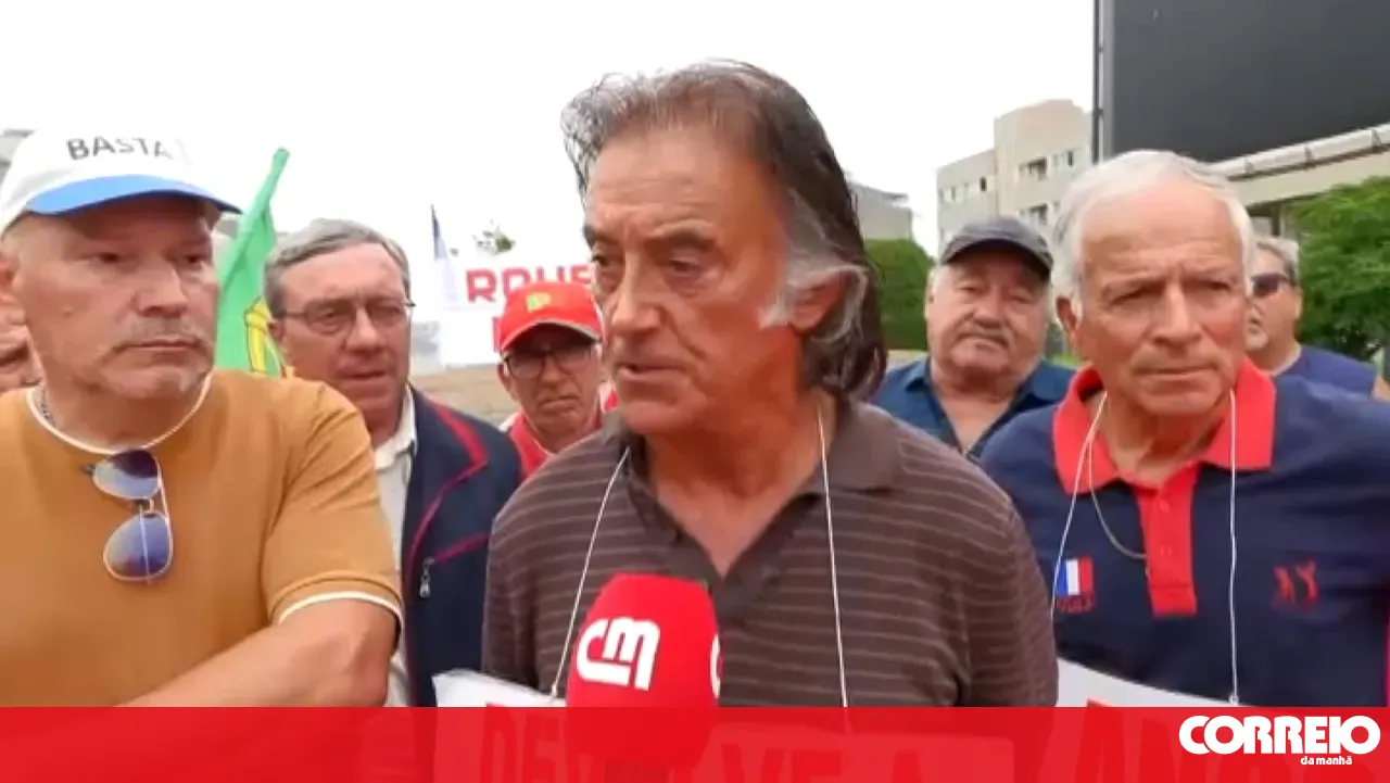 "We want what is ours": BES victims protest near Luís Montenegro's residence in Espinho