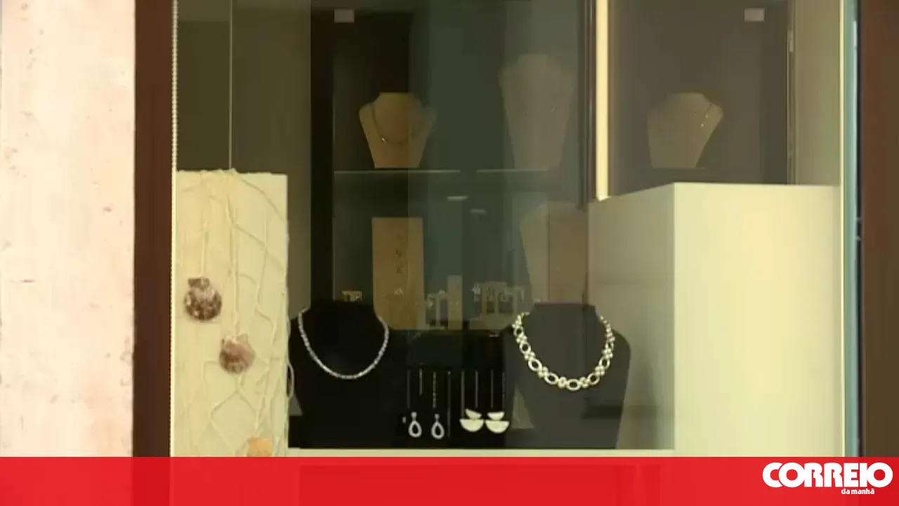 Armed robbery at a jewellery store in Pombal. Four suspects on the run