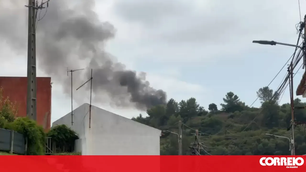 Fire breaks out in a shed in Almada