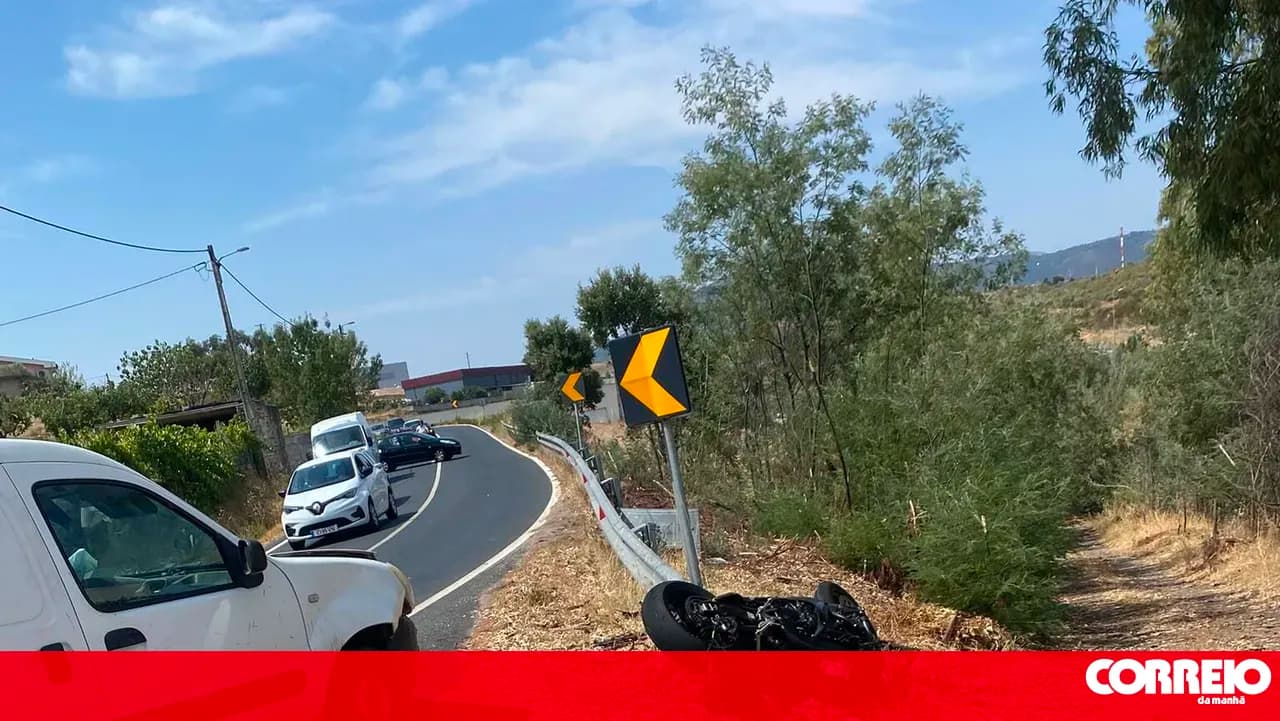 Motorcyclist seriously injured in collision after crashing in Mirandela