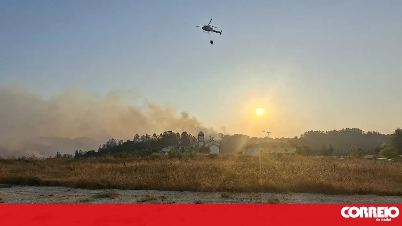 Fire in Oliveira de Azeméis mobilises more than 100 personnel and three aerial assets