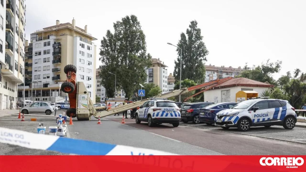 Company employing the two men who died in a crane collapse in Sintra did not notify the council of the work