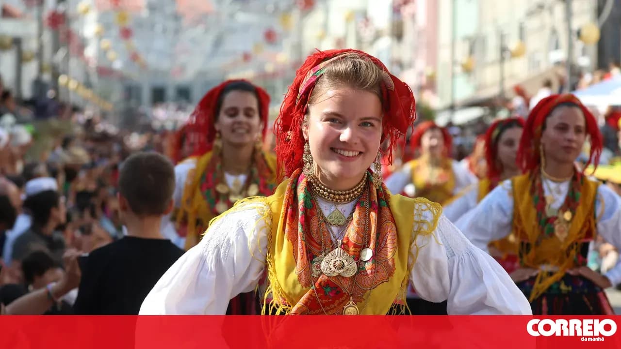 A thousand women dazzle in a millionaire parade in Viana do Castelo