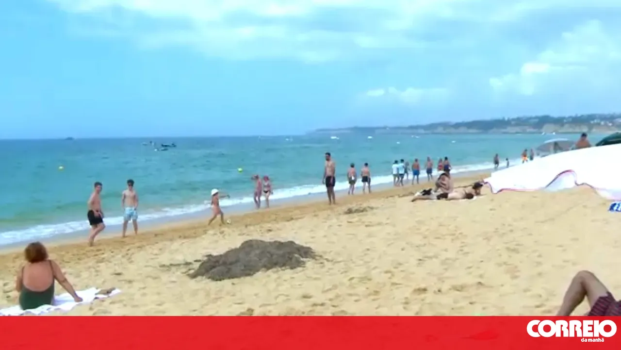 Beach in Armação de Pêra closed to swimming due to bacteria