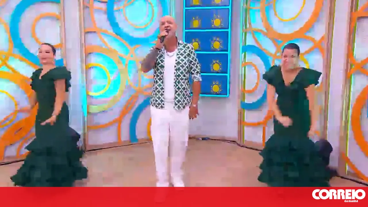 Luís Rouxinol sings original singles on the 'Olá, Bom Dia!' stage