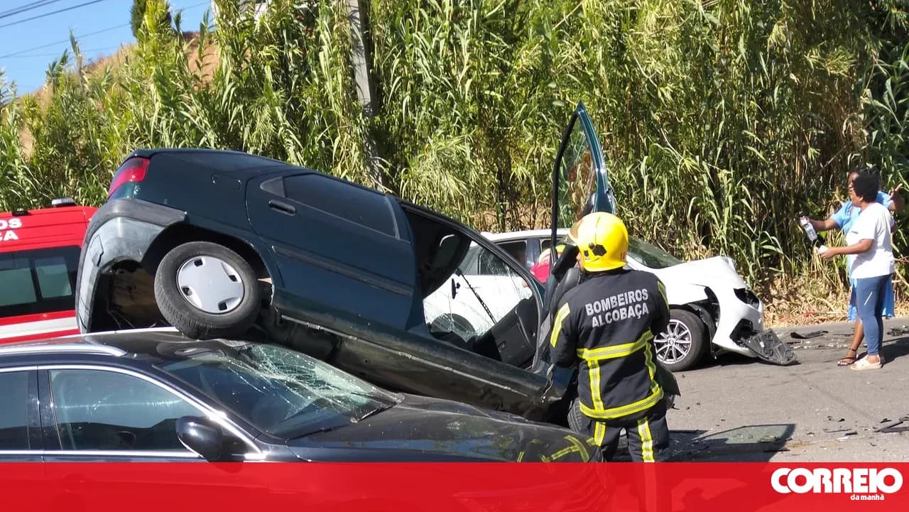 One dead and two seriously injured in violent two-car collision in Alcobaça