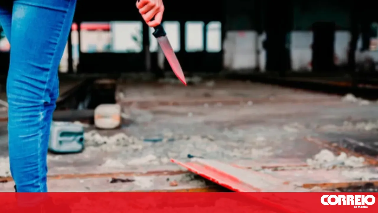 Man stabs housemates with a pocketknife following an argument over religious motives in Lagoa