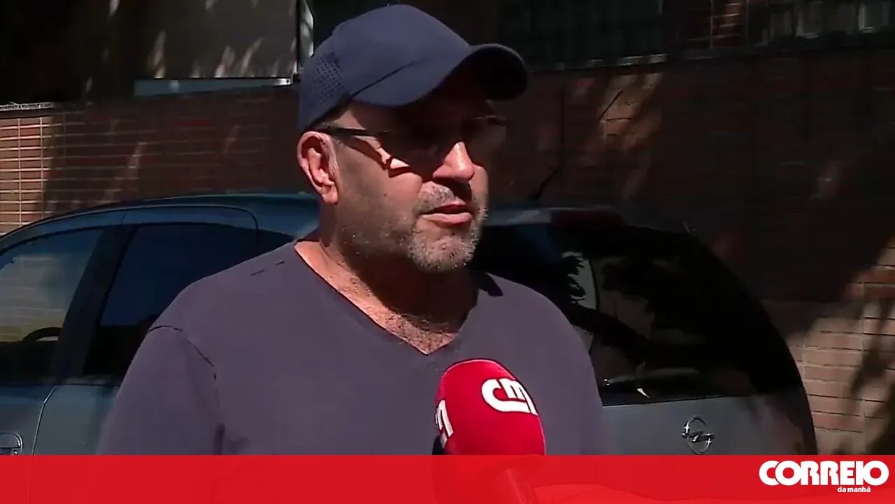 Around 60 dismissed employees have been protesting for a month near a footwear factory in Avindes