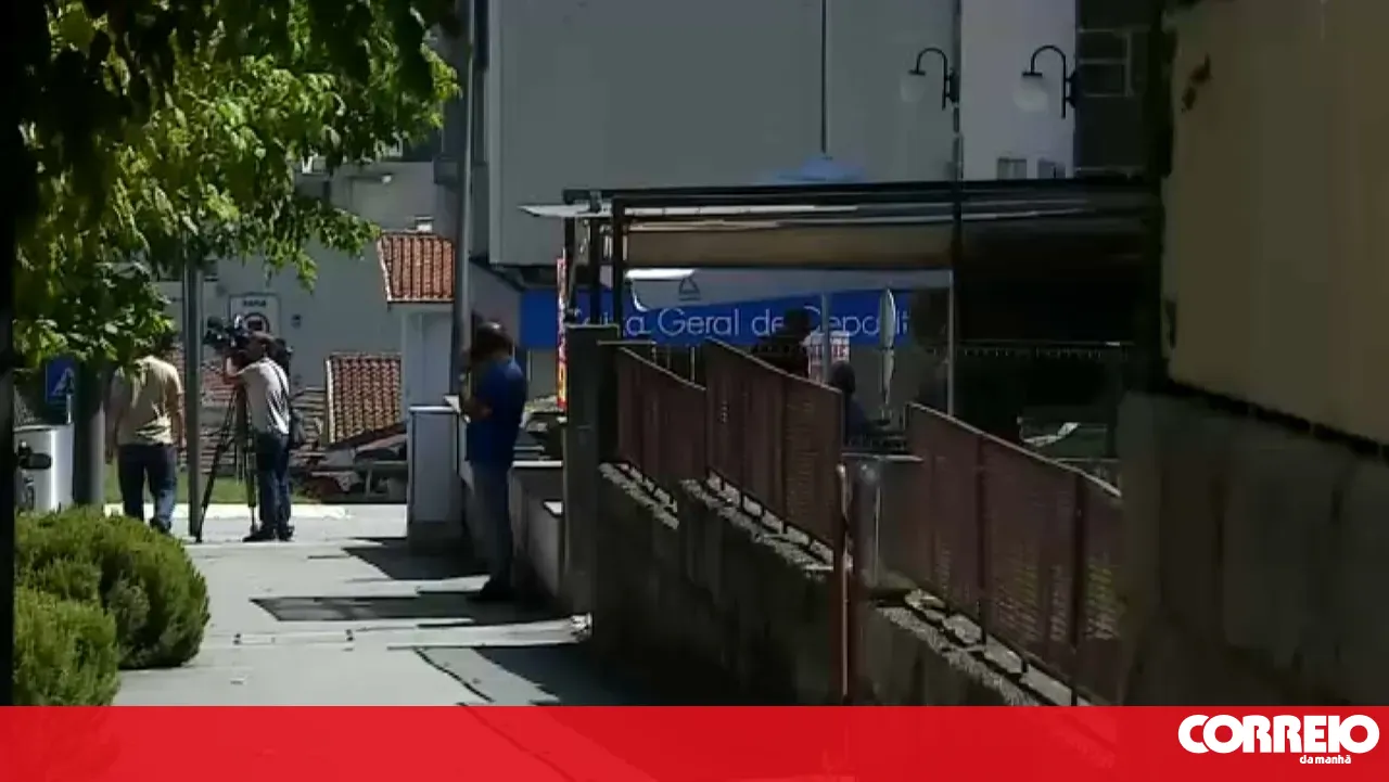 Playing with a firearm in a Vizela café leaves 21-year-old in a coma
