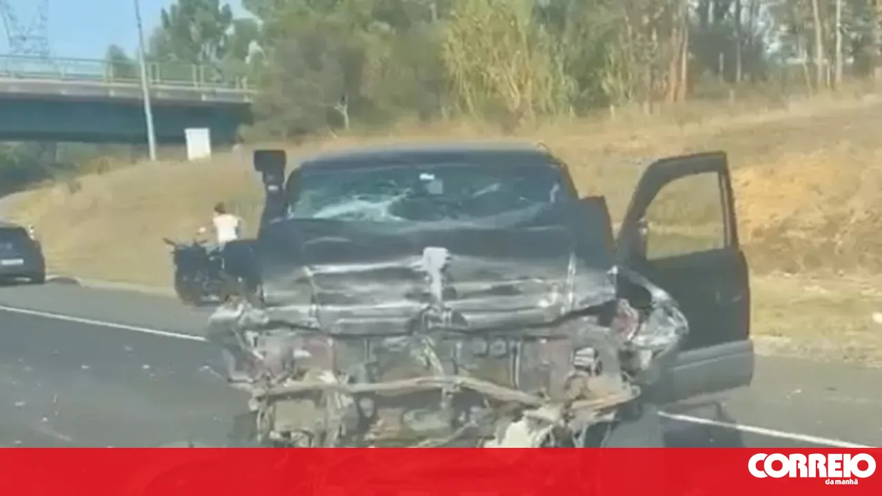 Two injured in collision between car and truck on the A1 in Santarém