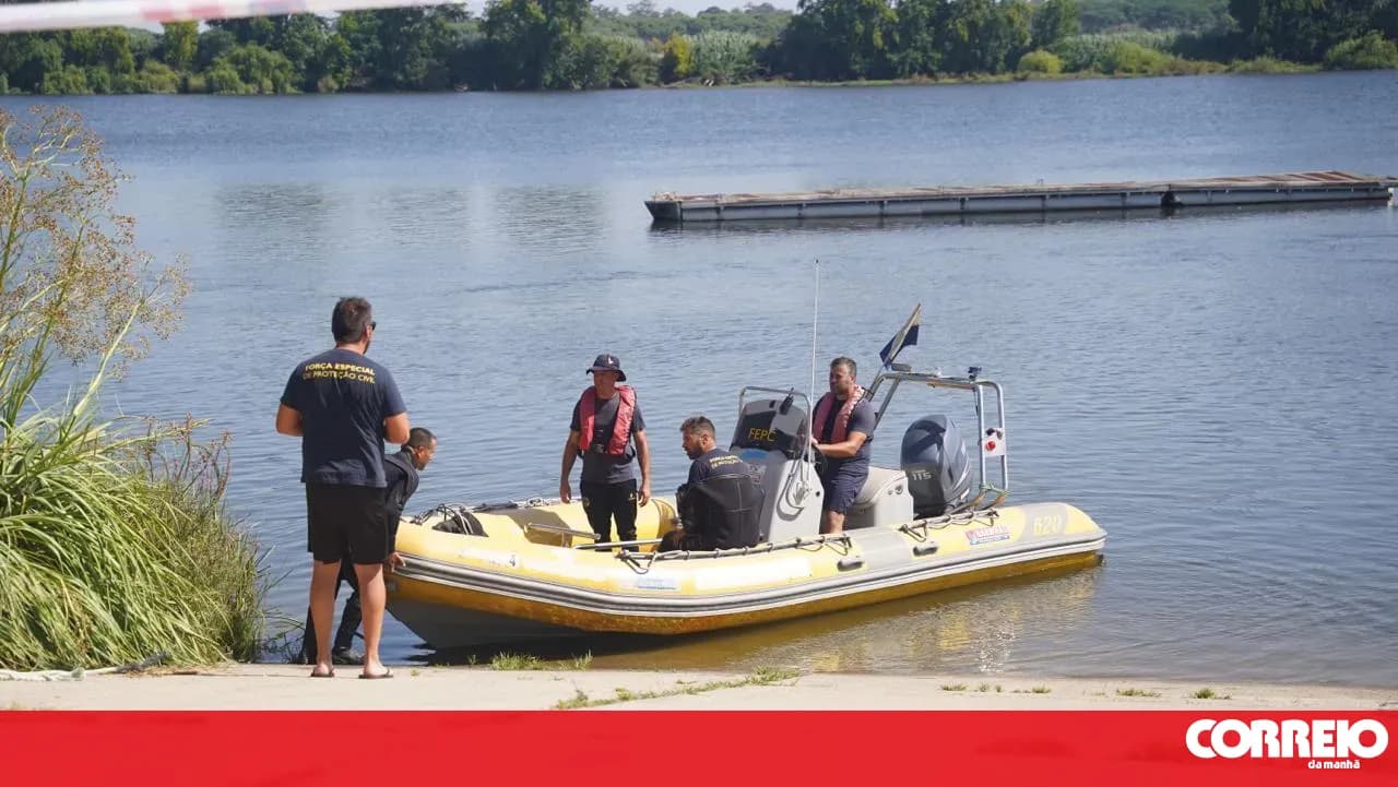 Firefighters search for man missing at Cartaxo river beach