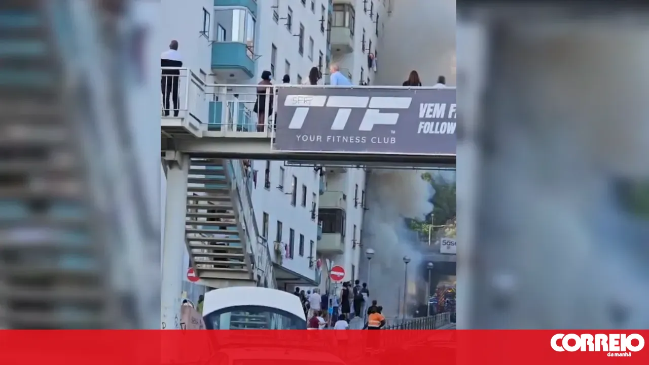 Car fire next to ten-storey building leaves four injured in Rio de Mouro