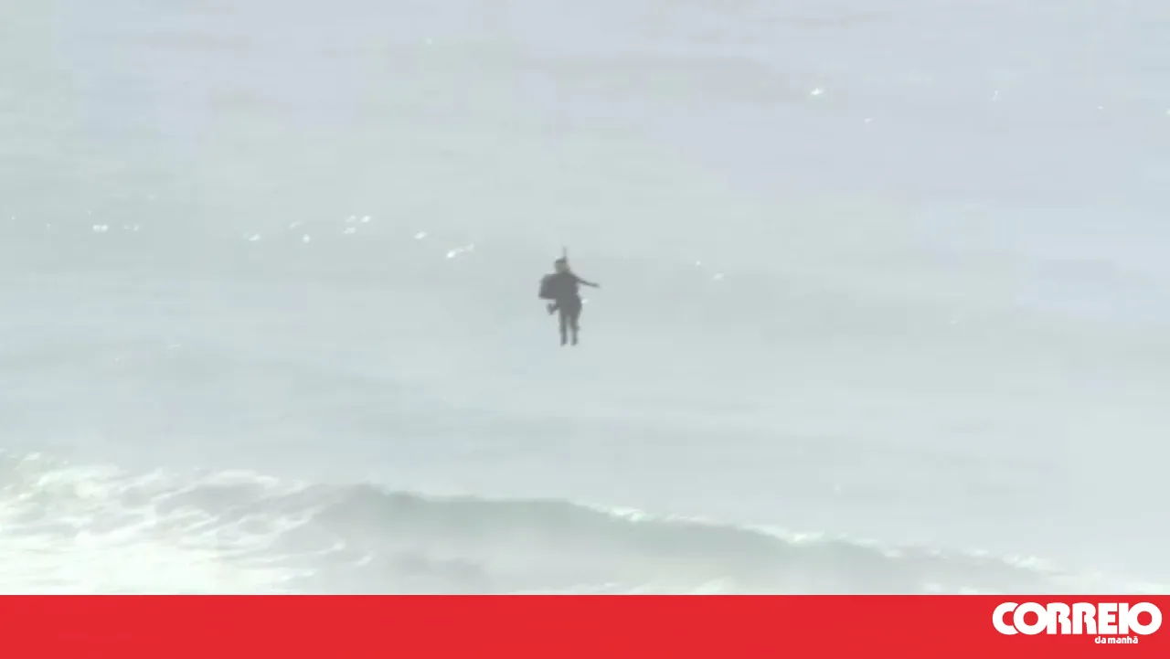 Paragliding accident leaves one seriously injured on the Torres Vedras coast