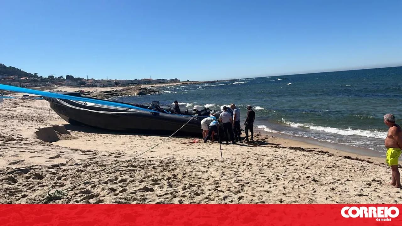Speedboat found stranded on Moledo beach in Caminha