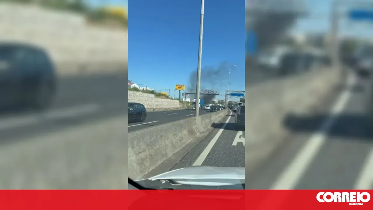 Car consumed by flames on the IC17 in Lisbon