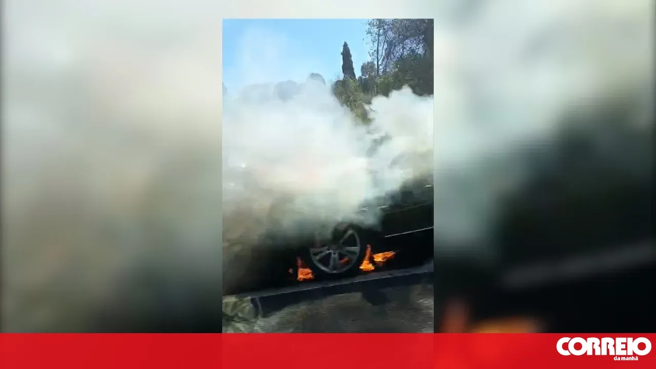 Flames consume car near the IC19 entrance in Lisbon