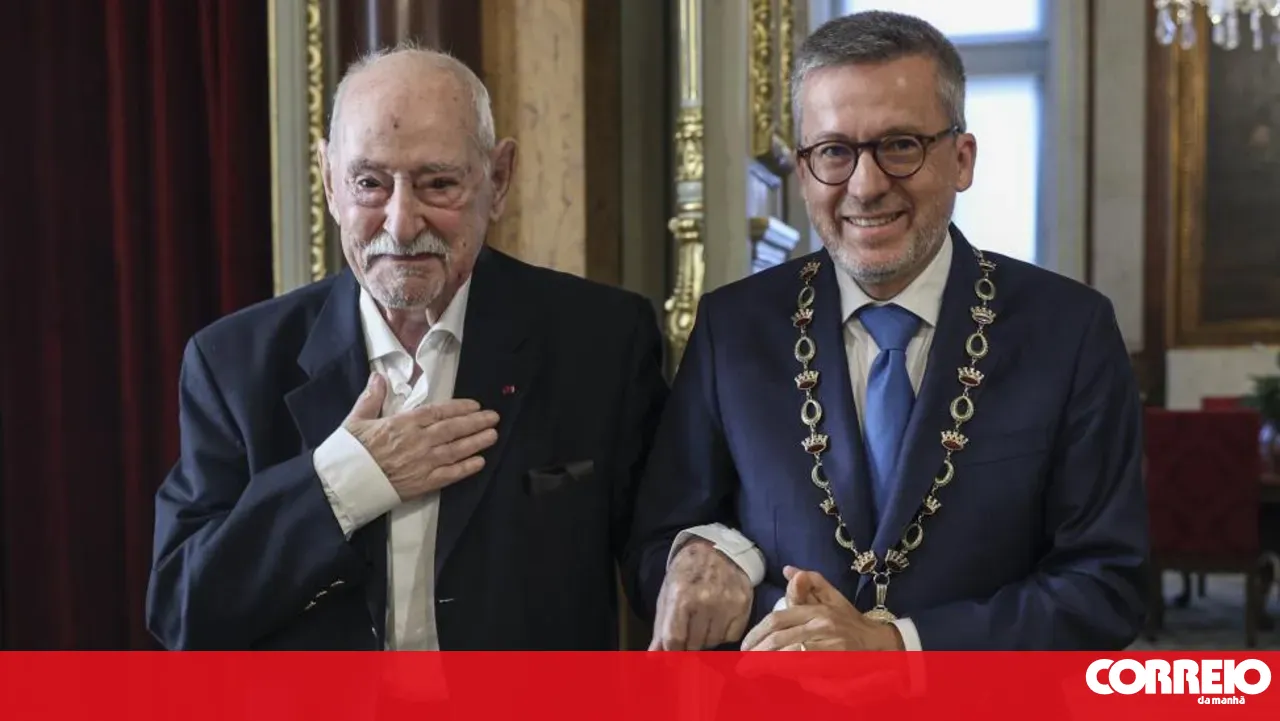 Ruy de Carvalho receives Lisbon Medal of Honour at 99