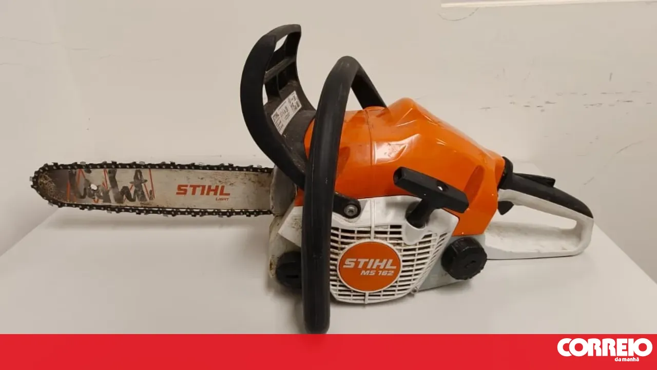 Uses chainsaw to break into ex-partner's house in Alenquer