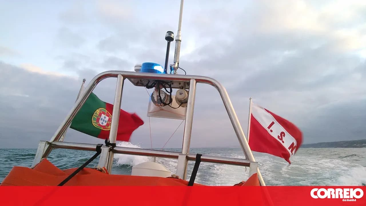 English women on paddleboards swept away by wind off the coast of Sesimbra