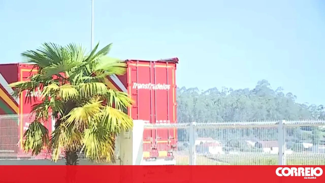 Fire breaks out at transport company warehouse in Póvoa de Varzim
