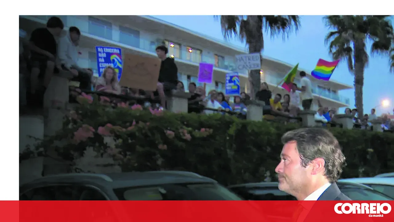 Ventura received by protest at European far-right meeting
