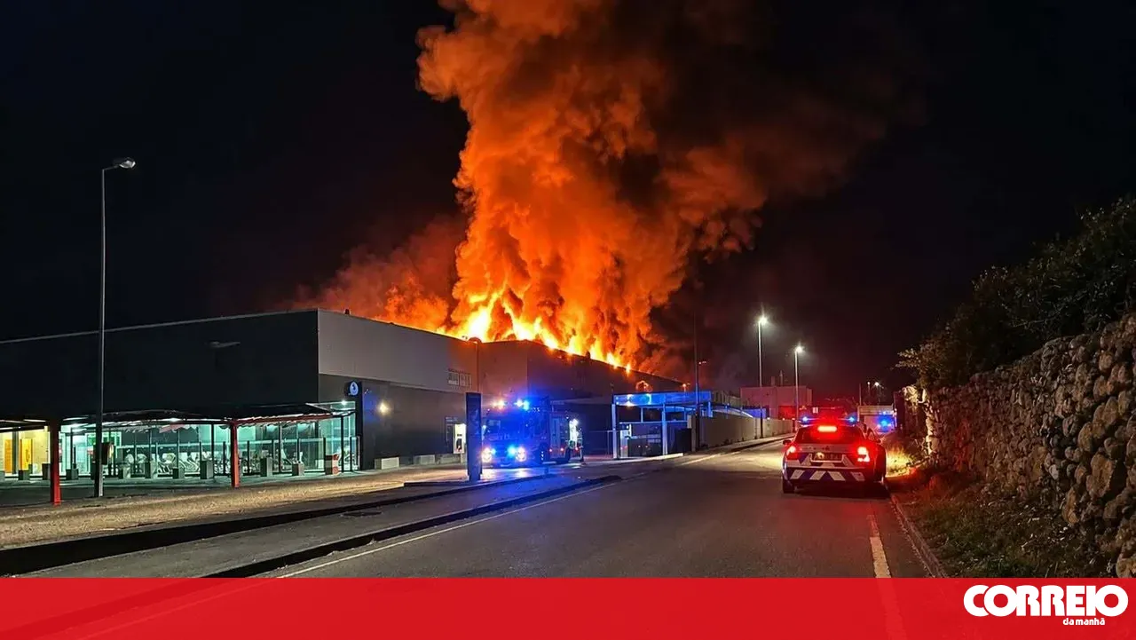 Supermarket fire injures three firefighters in Viana do Castelo