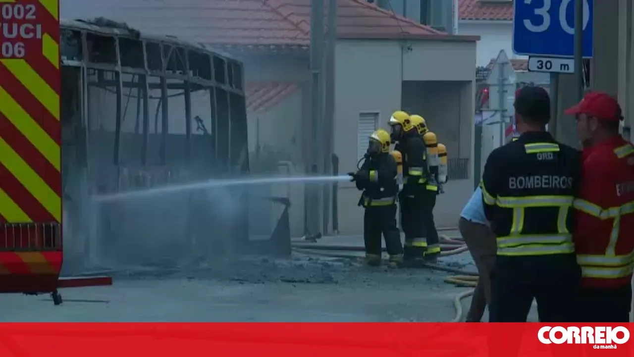 Fire destroys bus and consumes part of a house in Leiria
