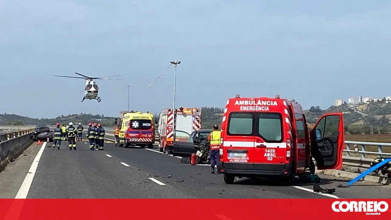 Serious accident leaves four injured and forces helicopter landing on the Salgueiro Maia Bridge