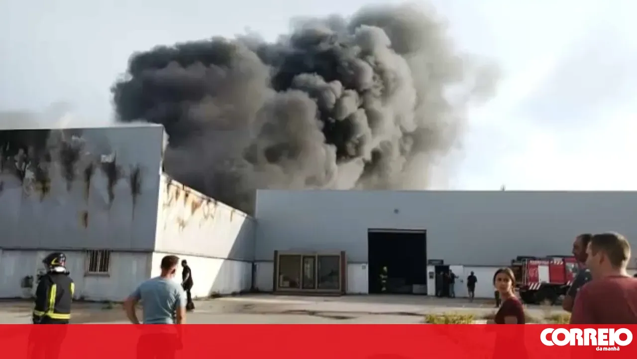 Fire breaks out at resin and plastics warehouse in Vieira de Leiria