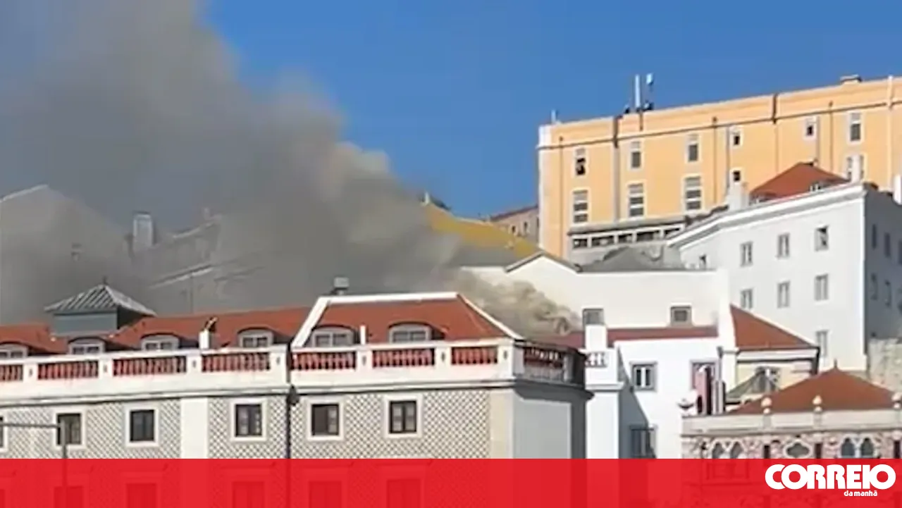 Fire breaks out in a building in Alfama, Lisbon