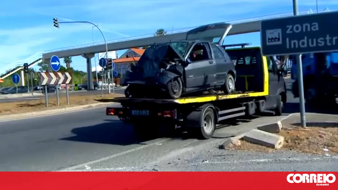 One person seriously injured in violent collision between bus and car in Faro