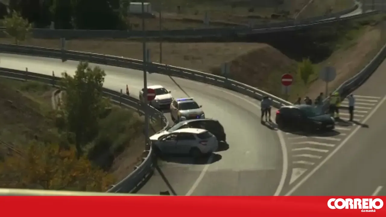 Father flees with daughter, family pursues him by car and they cause an accident on the A4 in Bragança