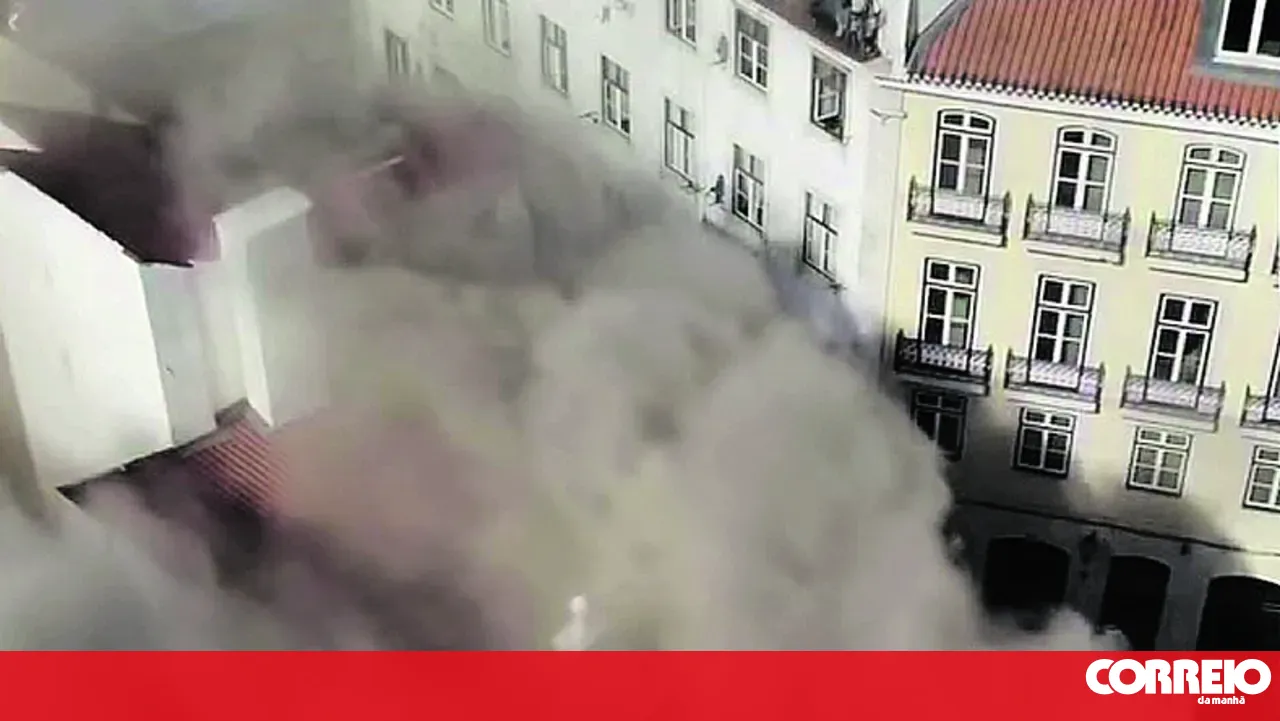Fire destroys luxury building in Alfama and injures firefighter