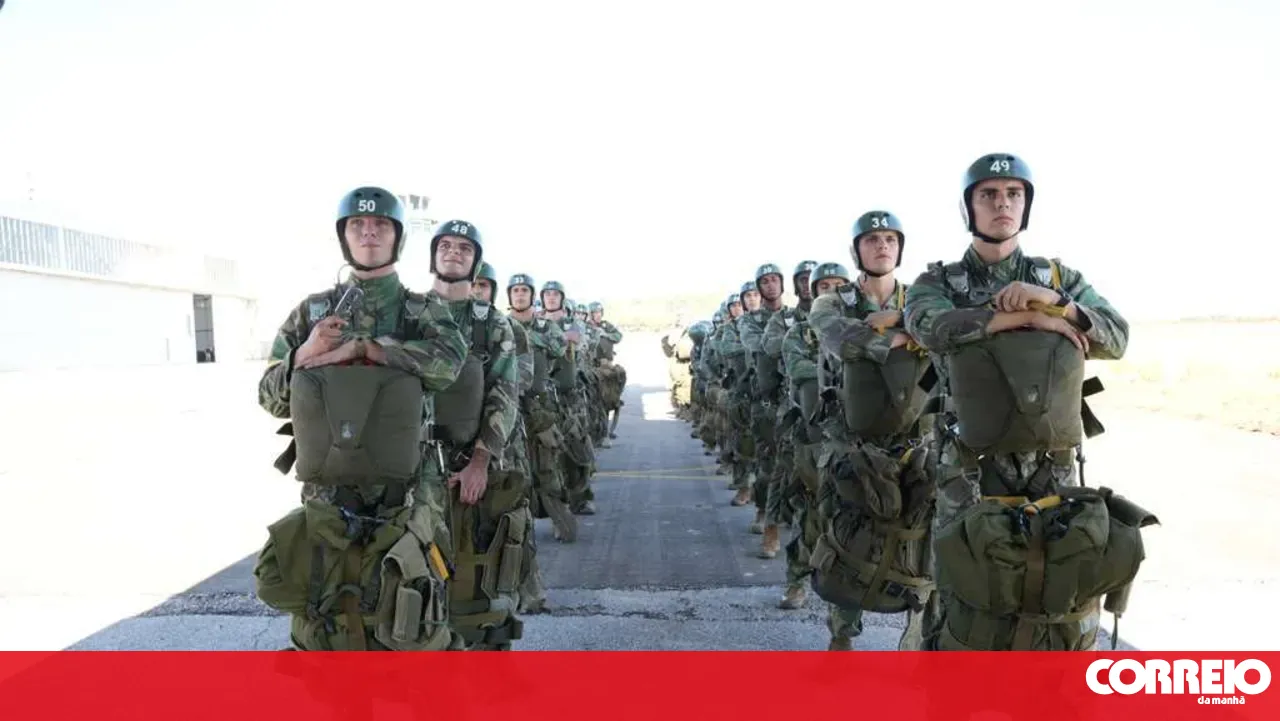 Former military chiefs warn of a "grim outlook" regarding personnel shortages in the Armed Forces