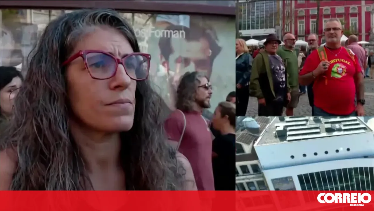 Nothing and no one will silence me, not even a police baton: protesters gather today at Praça da Batalha in Porto