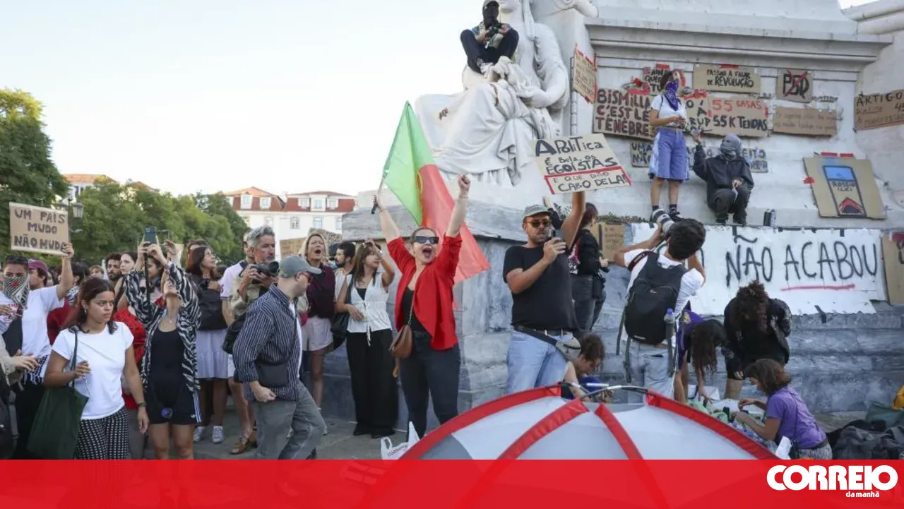 Protesters set up tents and fill Rossio Square with anti-Government placards